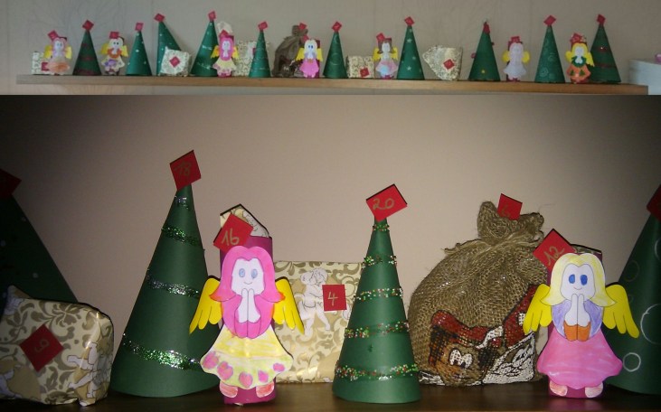 Adventskale nder - Engel und Tannenbäume