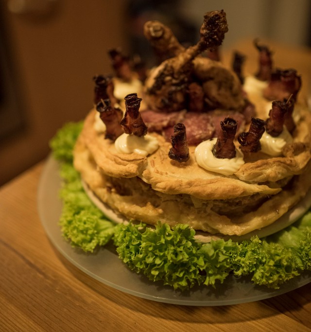 Fleischtorte mit Baconröschen